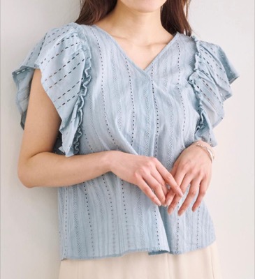 Stola.（ストラ）サックスブルーの穴あき刺繍ブラウス