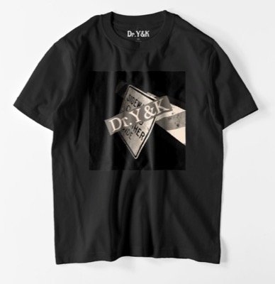 Dr.Y&K（ドクターワイアンドケイ）ブラックのプリントTシャツ