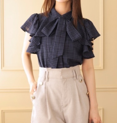 And Couture（アンドクチュール）ネイビーのチェックフリルリボンブラウス