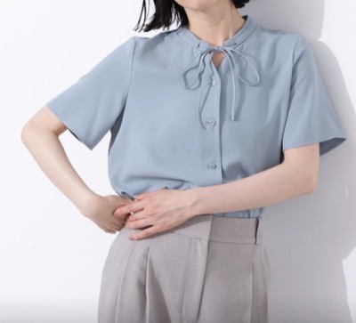 N. Natural Beauty Basic（エヌナチュラルビューティーベーシック）ブルーのナローリボンタイブラウス