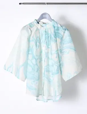 RUMCHE（ラムシュ）サックスブルーのマーブルプリントブラウス