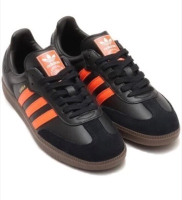 adidas(アディダス)ブラックxオレンジのスニーカー