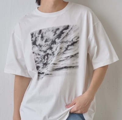 COLONY 2139（コロニー トゥーワンスリーナイン）ホワイトのプリントTシャツ