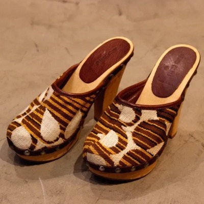 MIU MIU（ミュウミュウ）ブラウン系のスタッズサンダル
