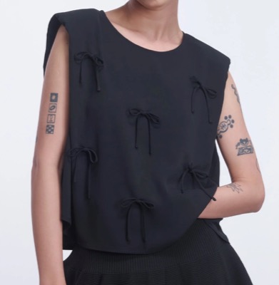 LAEMUSE（ラエミューズ）ブラックのリボンノースリトップス