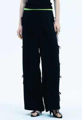 LAEMUSE（ラエミューズ）ブラックのサイドリボンパンツ