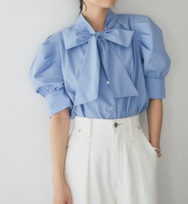 La boutique BonBon（ラブティックボンボン）ライトブルーのボウタイパフスリーブブラウス