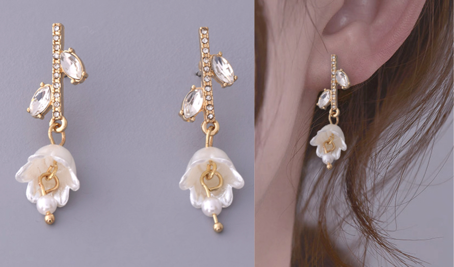 ゴールドのチューリップピアス