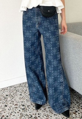 LILY BROWN（リリーブラウン）ブルーのデニムパンツ