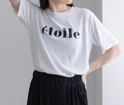 Jolie Mallette（ジョリーマレット）ホワイトのロゴTシャツ