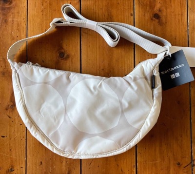 marimekko(マリメッコ)ホワイトの水玉柄ショルダーバッグ