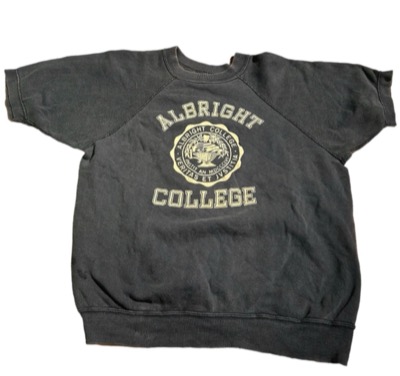 チャコールグレーのプリントスウェット