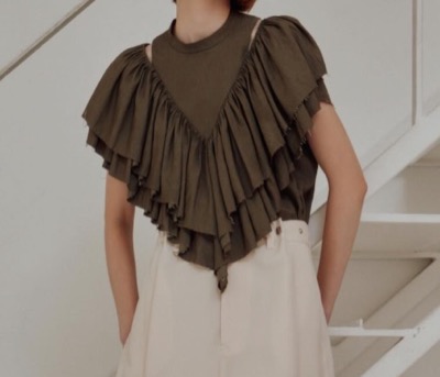 Hella(ヘラ)カーキのフリルブラウス