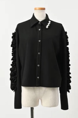 hue DAY TO EVENING(ヒュー・デイ・トゥ・イブニング)ブラックのラッフルスリーブシャツ