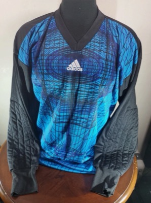 adidas(アディダス)ブルーxブラックのアスレチックシャツ