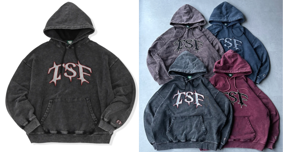 ブラックのロゴパーカー