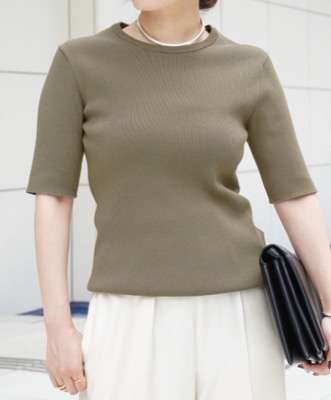 MUSE de Deuxieme Classe（ミューズ ドゥ ドゥーズィエム クラス）カーキのクルーネックニット