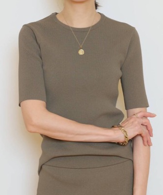 MUSE de Deuxieme Classe(ミューズ ドゥ ドゥーズィエム クラス)カーキ系の5分袖ニット