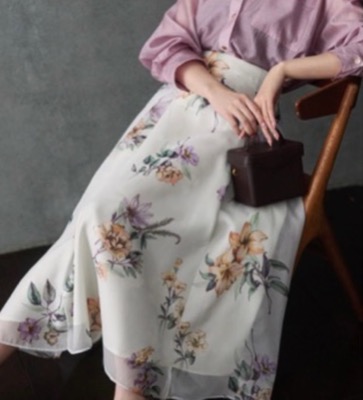 JUSGLITTY(ジャスグリッティー)ホワイトの花柄スカート