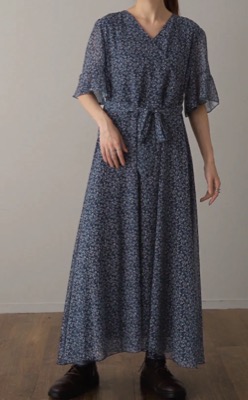 HUG.U（ハグユー）ネイビーの小花柄ワンピース