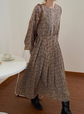 colorer（クロレ）ベージュxネイビーのフローラルワンピース