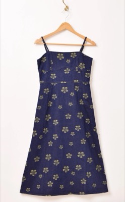 ネイビーの花柄ワンピース