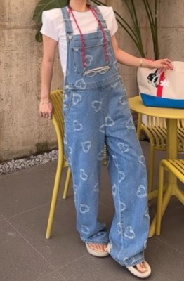 ブルーのデニムオーバーオール
