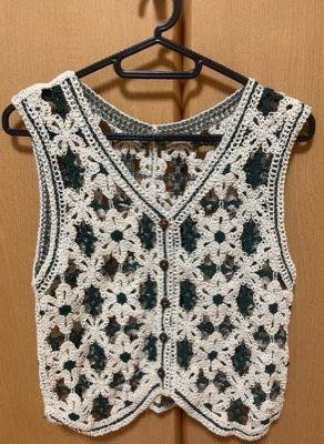 ホワイトのクロシュ編みベスト