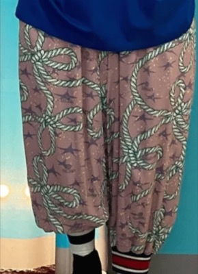 ピンクベージュ系のプリントパンツ