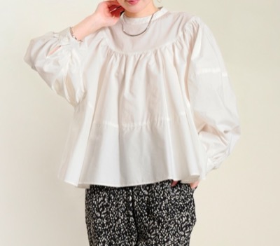 flyingcross(フライングクロス)ホワイトのギャザーブラウス