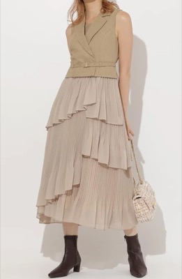 AND COUTURE(アンドクチュール)ベージュ系のベストレイヤードプリーツワンピース