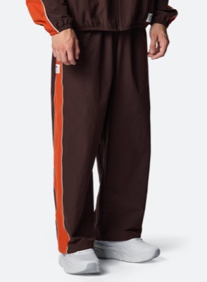 UNDER ARMOUR（アンダーアーマー）ブラウンxオレンジのトラックパンツ