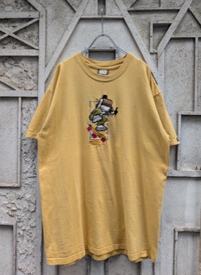 イエローのプリントTシャツ