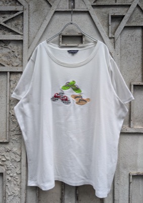 ホワイトのサンダルプリントTシャツ