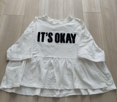 IT'S OKAY TシャツホワイトのロゴTシャツ