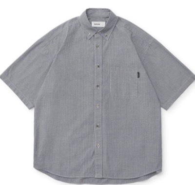 グレーのストライプシャツ