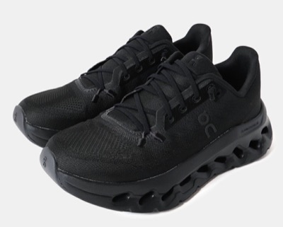 On(オン)ブラックのスニーカー