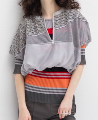 AULA AILA（アウラアイラ）グレーのメッシュブラウス