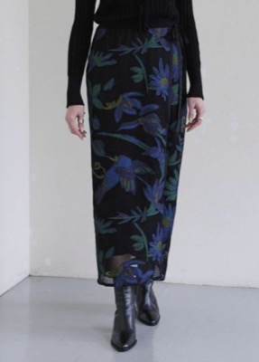 near.nippon（ニアー ニッポン）ブラックのフローラル柄スカート