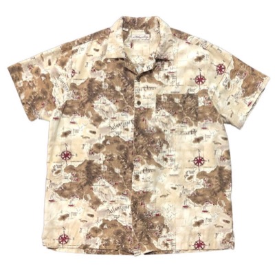 ベージュ系の地図柄シャツ