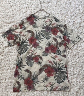ZARA（ザラ）ホワイトのハイビスカス柄半袖Tシャツ