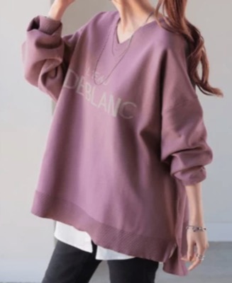 HUG.U（ハグユー）パープルのロゴVネックニット