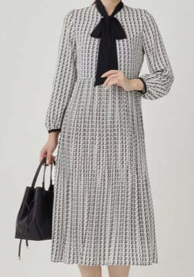 COUP DE CHANCE(クード シャンス)ブラックの幾何柄プリーツワンピース