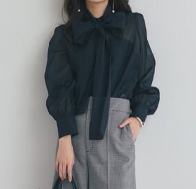 La boutique BonBon(ラブティックボンボン)ネイビーのシアービッグボウタイブラウス