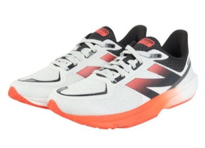 New Balance（ニューバランス）ホワイトxオレンジのスニーカー