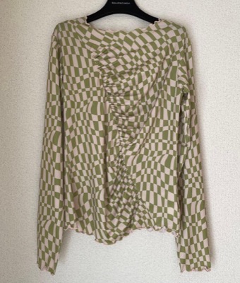 グリーン系のチェッカー柄トップス