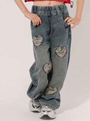URBAN CHERRY（アーバンチェリー）ハートダメージデザインのデニムパンツ