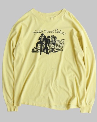 イエローの長袖Tシャツ