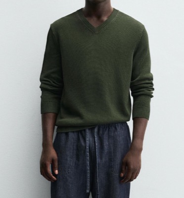 ZARA(ザラ)ダークグリーンのVネックニット