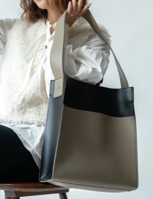 Rename（リネーム）ブラックxベージュのショルダーバッグ